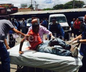 Uno de los heridos cuando era ingresado a la emergencia del HEU (Foto: Alex Pérez/ El Heraldo Honduras/ Noticias de Honduras/ Sucesos de Honduras)