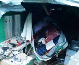 La mototaxi impactó en una vivienda y dejó tres personas muertas.