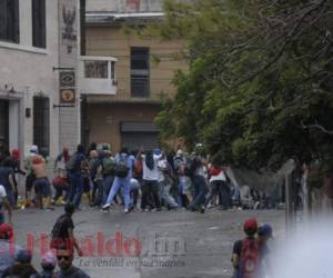 Las movilizaciones de los docentes se concentraron en el Centro Histórico de Tegucigalpa, donde derivaron en una jornada violenta, como la quema de tres edificios públicos. Foto: Alejandro Amador / EL HERALDO.