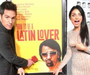 Mauricio Ochmann y Aislinn Derbez en la premier de la película de Eugenio Derbez. (Foto: Instagram)