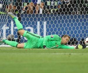 El portero alemán Manuel Neuer haciendo una de sus características atrapadas. (Fotos: Agencias/AFP)