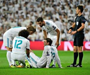 Mateo Kovacic al momento de sentir la molestia mientras sus compañeros del Real Madrid, Modric, Marcelo y Nacho, lo asisten. (AFP)