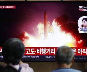Varias personas observan una pantalla de televisión durante la emisión de un noticiero que reportó el lanzamiento de nuevos proyectiles norcoreanos. Foto AP