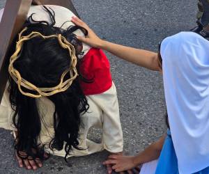 En Olanchito, Yoro, se vive el Vía Crucis este Viernes Santo, 3 de abril. Desde tempranas horas, la Iglesia católica conmemora este importante día.