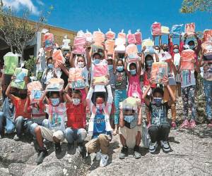 Los estudiantes del centro educativo Generación 2000 se emocionaron con el nuevo material didáctico que se les entregó.