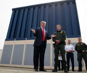 Trump emitió la declaración para intentar gastar miles de millones de dólares más de lo autorizado por el Congreso para comenzar a construir barreras fronterizas. AP