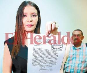 La esposa de Nasralla, Iroshka Elvir, cuestionó la tardanza del TSE en resolver el caso. Foto: EL HERALDO