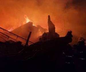 Un voraz incendio consumió la madrugada de este miércoles 05 de agosto al menos seis viviendas de construcción mixta en barrio San Martín, sector 2, de Comayagüela, y dejó cuatro personas lesionadas con quemaduras de diversa consideración, informó el Cuerpo de Bomberos de Honduras.