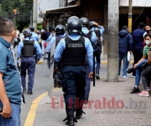 Elementos de la Policía Nacional realizan operativos en los principales sectores de la capital para mantener el orden. Foto: Emilio Flores | EL HERALDO.