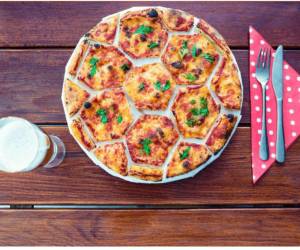 Una deliciosa Futbol pizza es una opción diferente y creativa de comer pizza para disfrutar en familia.