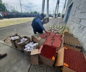 Agentes de la Policía Nacional decomisaron la pólvora previo al inicio de la gran final del fútbol hondureño.