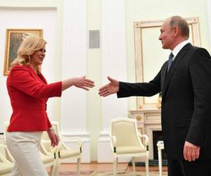 Kolinda Grabar-Kitarovic, presidenta de Croacia, junto a Vladimir Putin, mandatario de Rusia. (AFP)