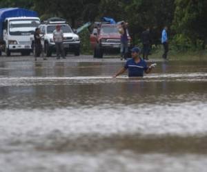 Un hombre camina por una carretera inundada en Okonwas, Nicaragua, tras el paso de Eta. Foto: AP.