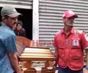 Momento en que los familiares sacan de la morgue capitalina el cuerpo de Brenda Griselda Vásquez Galo. Foto Johny Magallanes| EL HERALDO