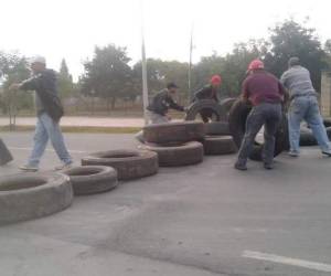 Con quema de llantas se obstaculizó el paso vehicular durante unas dos horas.