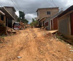 Una calle completamente deteriorada mantiene parcialmente incomunicadas a unas 15 familias del sector 6 de la colonia Monte de Los Olivos, en Comayagüela.