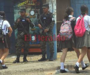 Algunos centros educativos permanecen con presencia militar para resguardar a los alumnos y maestros. (Foto: El Heraldo Honduras)