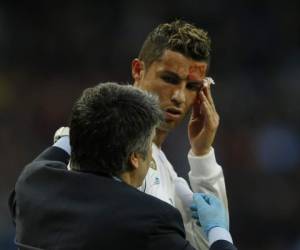 Cristiano Ronaldo fue atendido de inmediato, pero tuvo que salir del campo tras la hemorragia. (AP)