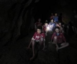 Una tragedia sacudió a Tailandia, 12 niños y su entrenador habían desaparecido producto de las lluvias. Comenzaba una búsqueda contratiempo y fue hasta una semana después de su desaparición que lograron ubicar a los 13 con vida. (Foto: CNN)