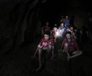 Una tragedia sacudió a Tailandia, 12 niños y su entrenador habían desaparecido producto de las lluvias. Comenzaba una búsqueda contratiempo y fue hasta una semana después de su desaparición que lograron ubicar a los 13 con vida. (Foto: CNN)