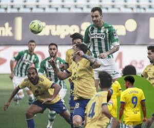 El técnico del Cádiz, Álvaro Cervera, dejó al Choco Lozano en la banca para este juego.