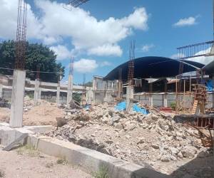 A más de una década del incendio que destruyó gran parte del mercado San Isidro, los locatarios aseguran que la reconstrucción avanza lentamente y piden acelerar las obras.