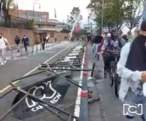 El ataque, ocurrido el 28 de abril y captado en video, provocó daños materiales y puso en riesgo la seguridad de los trabajadores del medio.