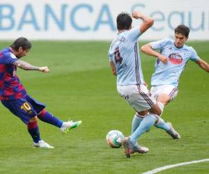El delantero argentino de Barcelona Lionel Messi desafía al mediocampista español de Celta Vigo Denis Suárez y al defensor mexicano de Celta Vigo Nestor Araujo durante el partido de fútbol de la Liga española entre Celta Vigo y Barcelona. Foto: Agencia AFP.