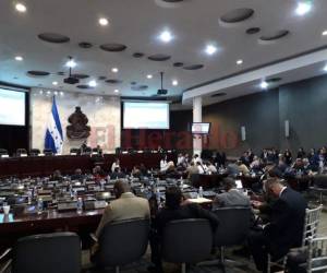 La comitiva dictaminadora sigue trabajando en el documento final que se introducirá este día ante el pleno de diputados, se someterá a discusión y aprobará con más de cien votos a favor.