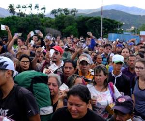 Largas colas de venezolanos se formaron en dos puentes internacionales cerca de Cúcuta. Foto: AP