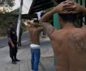 Tres de las violentas pandillas que operan en El Salvador anunciaron este domingo que han ordenado el cese de los homicidios.