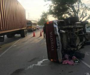 El vehículo quedó volcado en la carretera; hubo congestionamiento vial. Foto cortesía Twitter