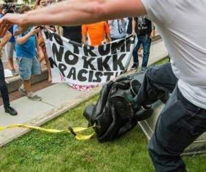 Tras atarle una cuerda amarilla al cuello frente a las cámaras de medios locales, la manifestante empujó la estatua, que se estrelló pesadamente contra el suelo. Foto: AP