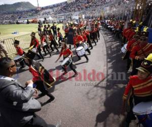 Momento cuando la banda del Instituto Monterrey, uno de los 60 colegios que desfilan este domingo en la capital, realizaba su presentación en el Estadio Nacional. Foto: Emilio Flores / EL HERALDO.