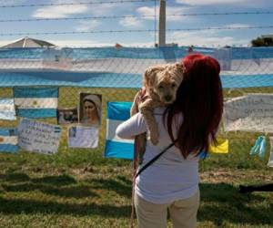 Los familiares de las víctimas del submarino de Argentina pusieron bandera y carteles para que los tripulantes los vieran. Foto: Agencia AFP