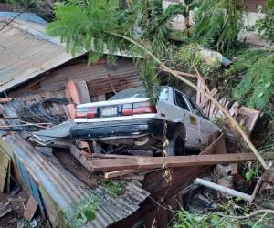 El taxi con registro 6609 y placas AAI 3158 voló por el aire y tras despistarse y dejar la calle fue a parar al techo de la humilde vivienda.