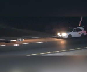 El cuerpo del infortunado ruletero quedó a unos tres metros de su unidad de taxi.