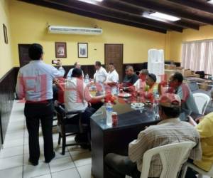 Transportistas y autoridades municipales en el encuentro de este viernes en la capital de Honduras. Foto: EL HERALDO