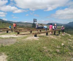 Los padres de familia y los voluntarios se han encargado de iniciar la construcción del aula escolar. Foto: EL HERALDO