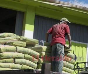 En algunos lugares la bolsa de cemento llega a los 210 lempiras de una marca, otras varía entre los 212 lempiras.