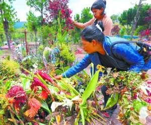Con dolor en su alma, doña María honra la memoria de su hijo visitando su tumba.