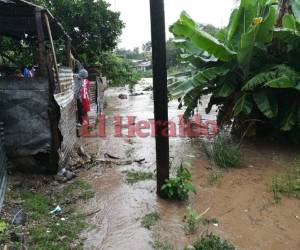 El agua llegaba hasta el patio de varias viviendas. Foto: Marvin Salgado/EL HERALDO