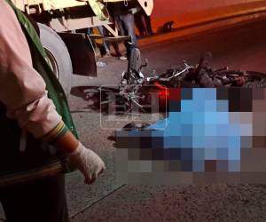 El joven se conducía hacia su trabajo por el anillo periférico, impactando con el vehículo pesado a la altura de la colonia Divino Paraíso.