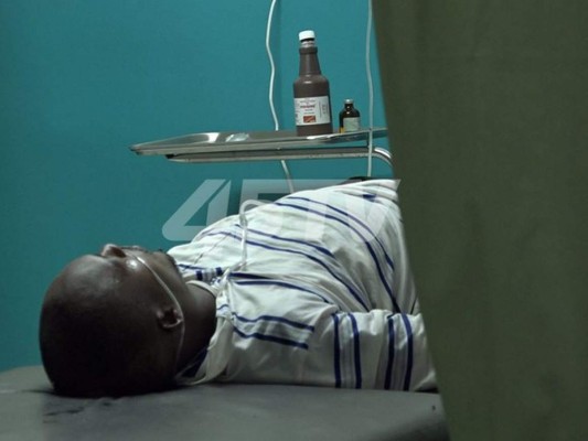 El hombre recibe atención médica tras ser trasladado con varios golpes en su cuerpo. Foto: Canal 45TV.