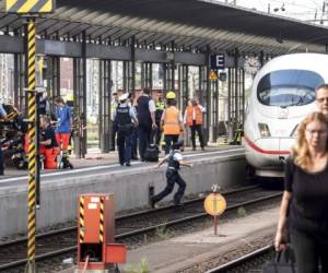 La escena en la principal estación de trenes de Fráncfort luego que un hombre empujó a los rieles a un niño y su madre, y el niño murió atropellado por el tren. Foto: AP.