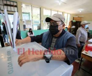 Un hondureño deposita su papeleta en las urnas. Foto: David Romero| EL HERALDO