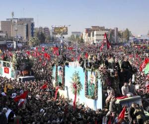 Los ataúdes del general Qassem Soleimani y los demás fallecidos en Irak por un ataque de dron estadounidense son trasladados en camiones rodeados por dolientes durante un cortejo fúnebre en la ciudad de Kerman, en Irán, donde ocurrió la estampida. Foto: AP.