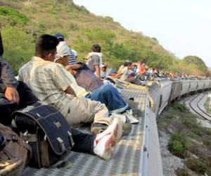 MEX02.- VERACRUZ (MÉXICO), 27/06/2011.- Migrantes centroamericanos viajan hoy, lunes 27 de junio de 2011, en el techo de un tren, cerca al tramo de Medias Aguas, en Veracruz (México) . El director del albergue Hermanos en el Camino, el sacerdote Alejandro Solalinde, informó que 'al menos 80 migrantes', entre ellos mujeres y niños, pueden haber sido secuestrados el pasado 24 de junio en Veracruz, mientras se trasladaban en tren hacia el norte del país. EFE/STR