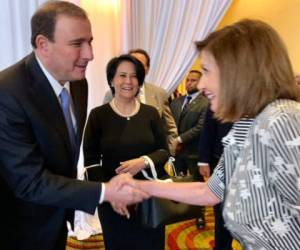 Momento en que Juan Carlos Sikaffy y Nancy Pelosi se saludan. Foto cortesía Twitter @jcsikaffyc