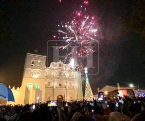 Miles de visitantes se congregaron frente a la Catedral de la Inmaculada Concepción para recibir el Año Nuevo en el corazón de la ciudad colonial de Comayagua.
